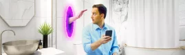 captura de pantalla de un hombre sosteniendo su teléfono mientras mira el espejo con la mano en el costado
